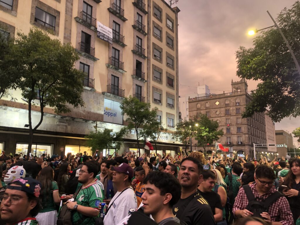 Av Juárez bordes fan fest